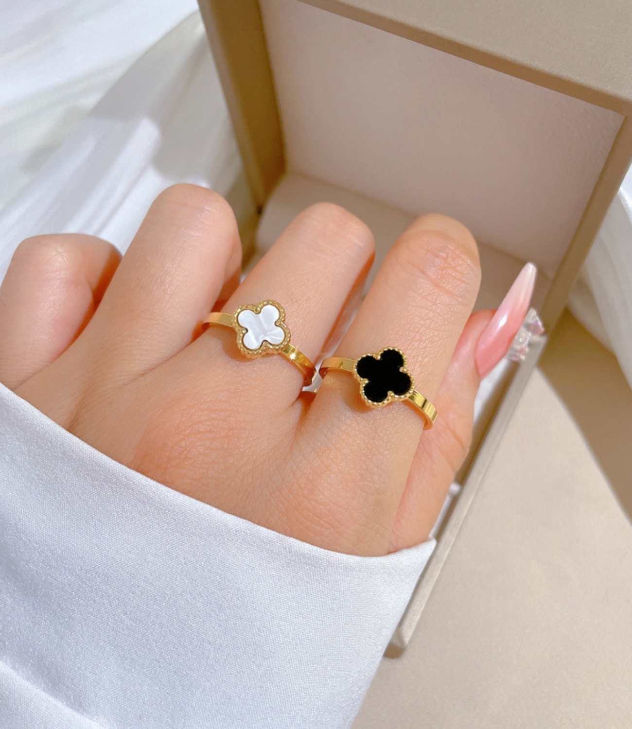 Lucky Leaf Ring Black